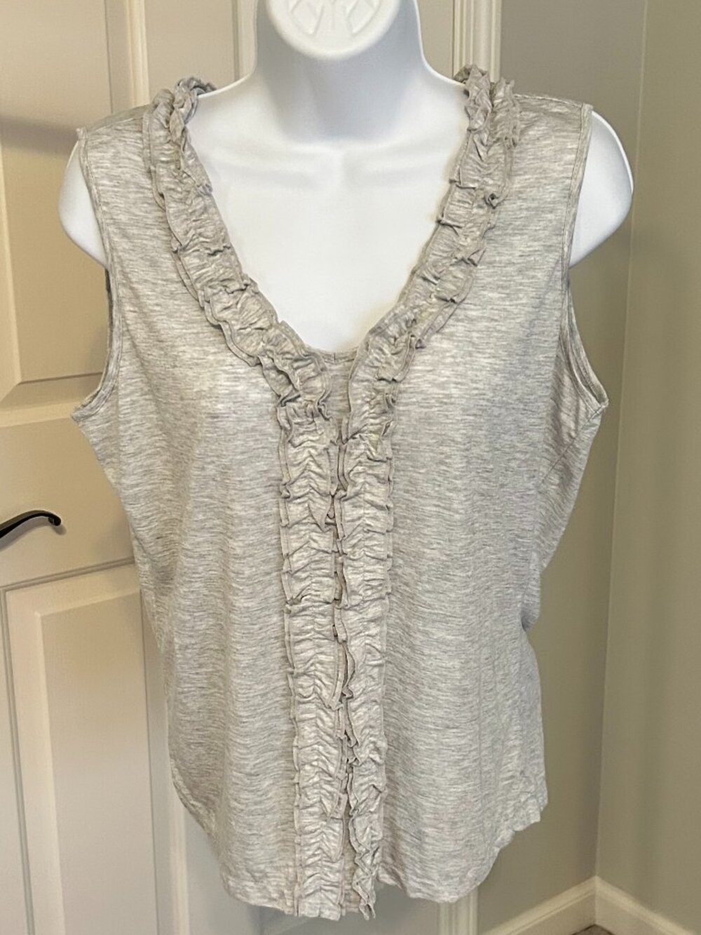 GAP Grey Ruffled Women’s Tank Sleeve Top Size Medium NWT